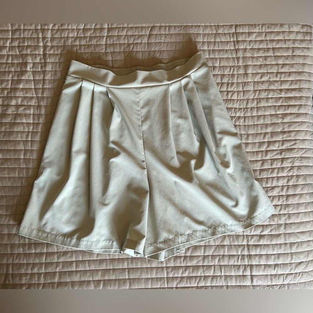 Wayre Travel Pocket Bermuda Flow Elegant Cream Women's Shorts